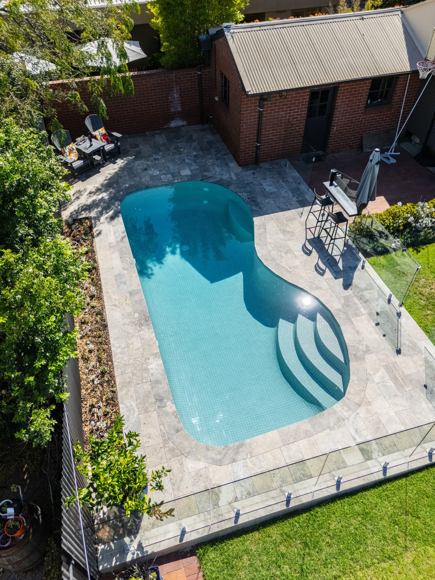 COLLINSWOOD ๐
Throwback to this renovation we handed over at the end of last year. Swipe to see the before of this original 1980s pool & surrounds ๐๐ผ
Tiles @amalfi_mosaics
Stone @australianpavingcentre
Lighting @spaelectrics
Fencing @glass.outlet
๐ธ @astro.creativeco