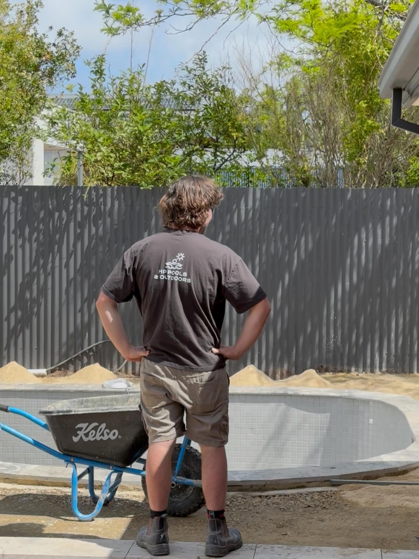 Project Collinswood > Progress Update ๐
Our main man Darcy admiring his work, bringing this 1970โs space into the 21st Century. Natural travertine stone coping & mosaic ceramic pool tiles have just been laid, paving & fencing begins โ๏ธ